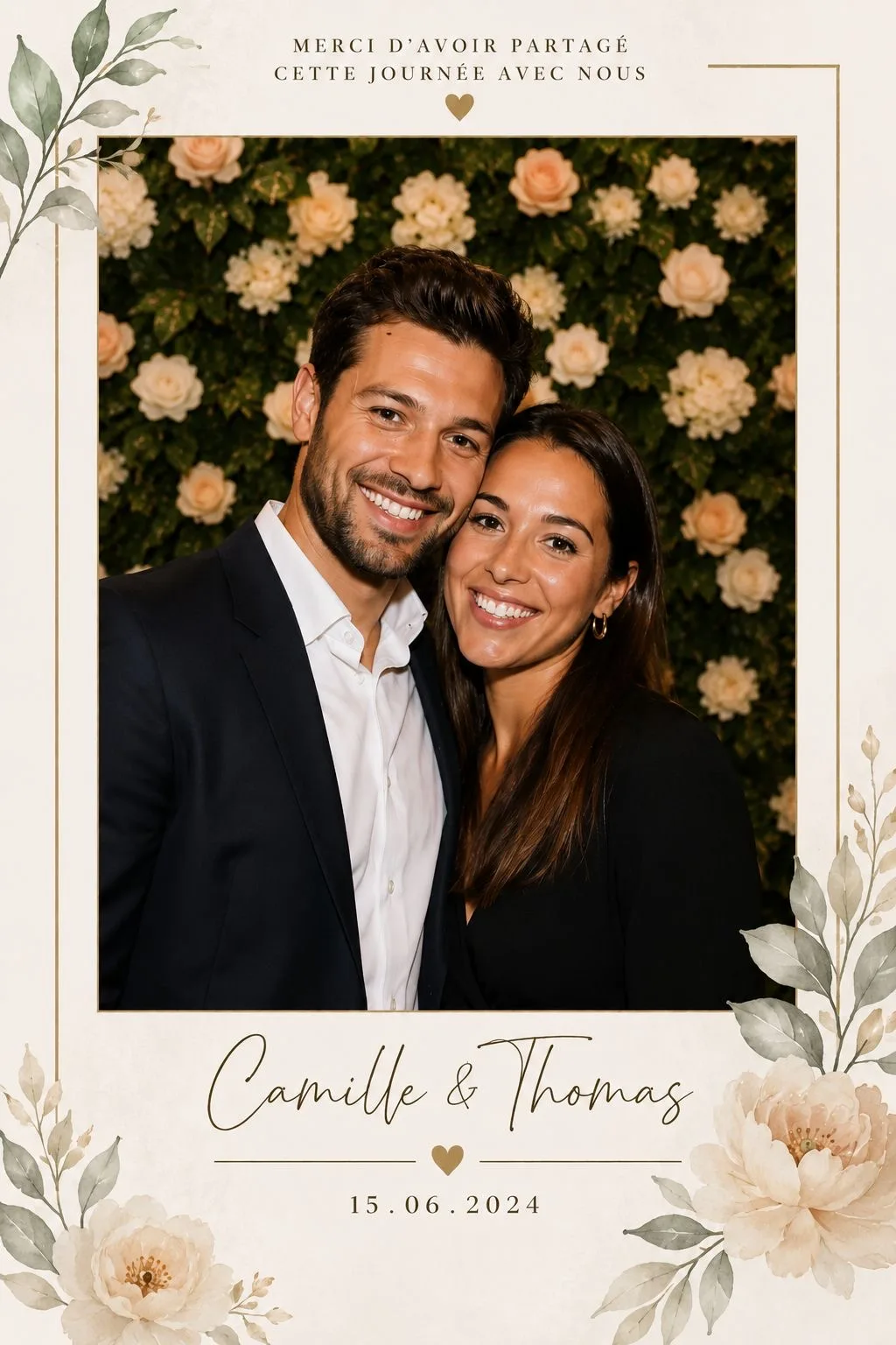 Couple devant un mur floral, tirage souvenir personnalisé