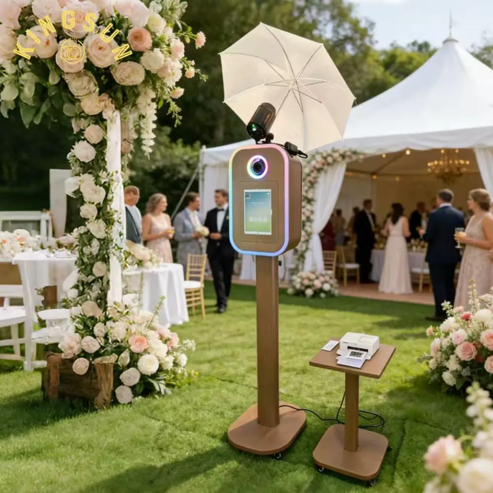 Photobooth installé sous la tente de réception d'un mariage