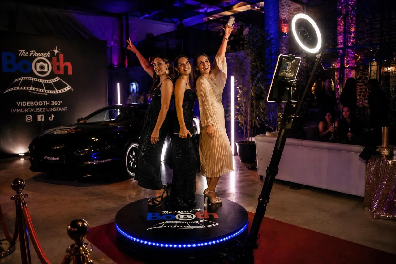 Invitées qui dansent sur la plateforme Videobooth 360° sur tapis rouge